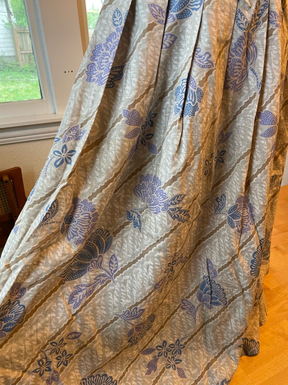 Liz Claiborne Beige and Blue Batik Floral Basque Waist Skirt in  Rayon Size 4
